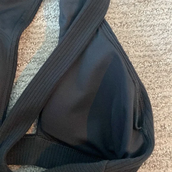 ALO Yoga Black cross front Sports Bra - Picture 6 of 6